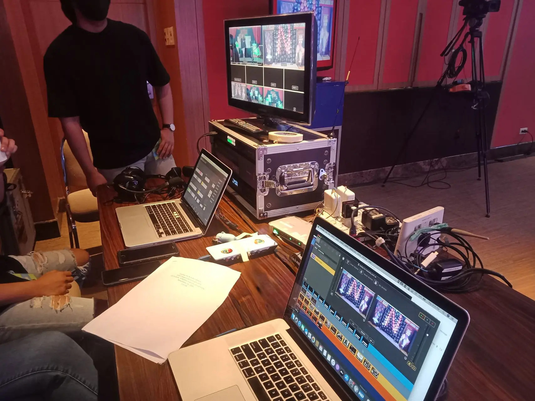 Hybrid Livestreaming Services