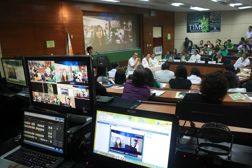 Hybrid Livestreaming Services